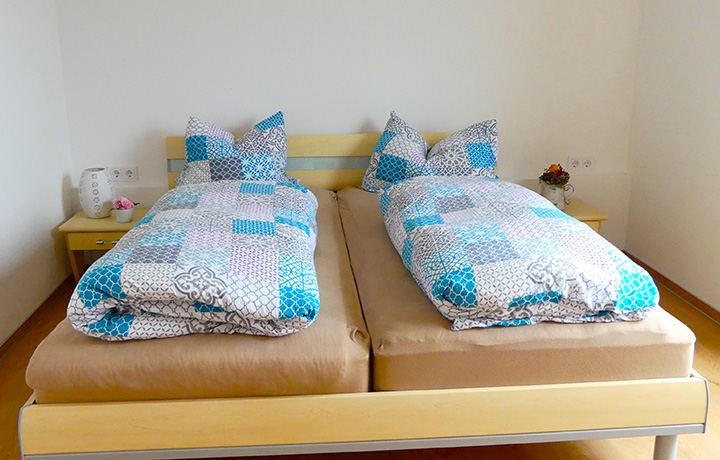 Schlafzimmer mit einem Doppelbett